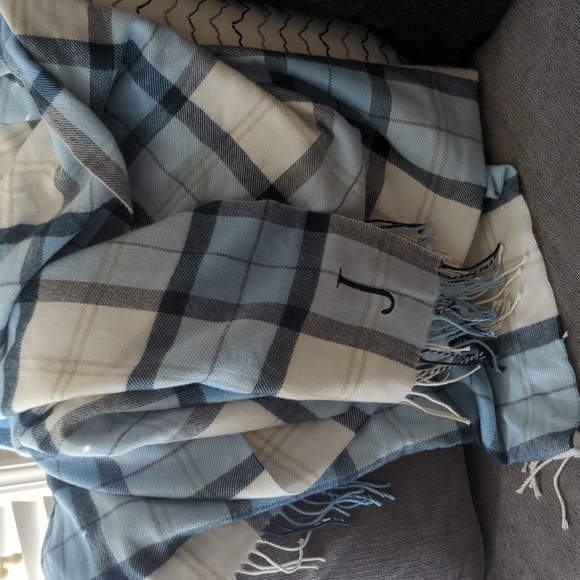 Beautiful scarf, perfect condition. Engraved with a "J". - Picture 4 of 4